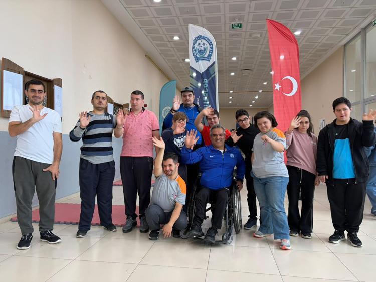 Eski engelli milli atlet, gündüz sporcu yetiştirip, akşam pamuk şeker satıyor