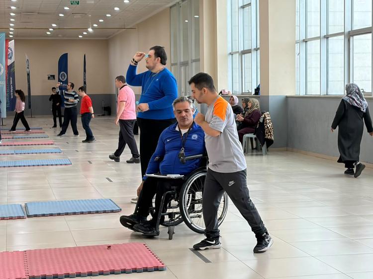 Eski engelli milli atlet, gündüz sporcu yetiştirip, akşam pamuk şeker satıyor