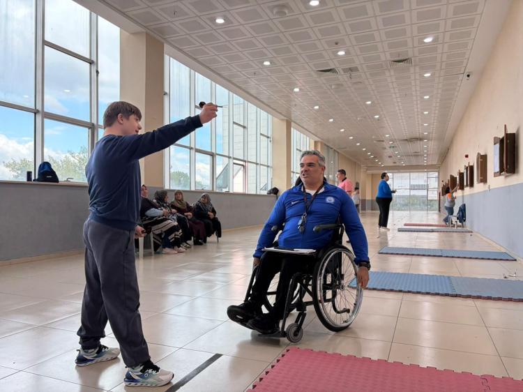 Eski engelli milli atlet, gündüz sporcu yetiştirip, akşam pamuk şeker satıyor