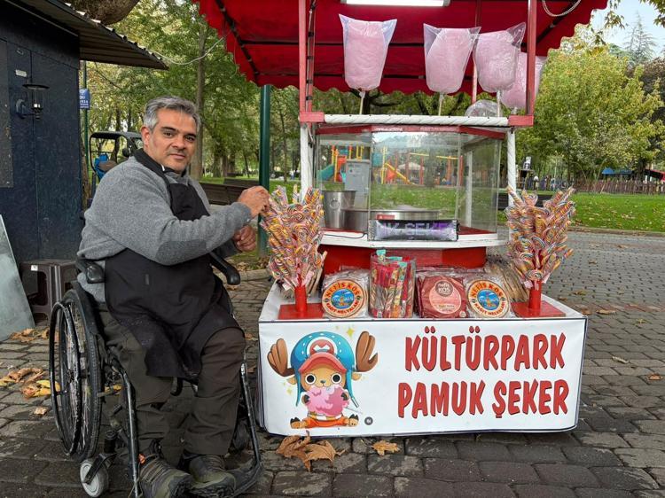 Eski engelli milli atlet, gündüz sporcu yetiştirip, akşam pamuk şeker satıyor