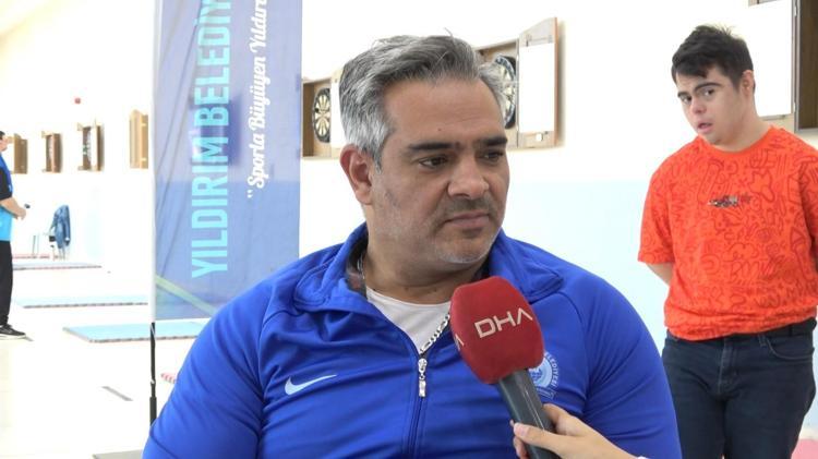 Eski engelli milli atlet, gündüz sporcu yetiştirip, akşam pamuk şeker satıyor