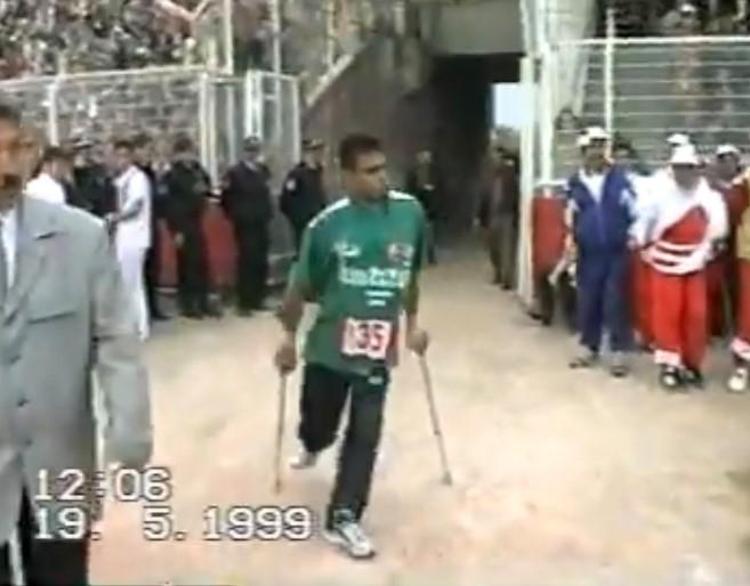 Eski engelli milli atlet, gündüz sporcu yetiştirip, akşam pamuk şeker satıyor