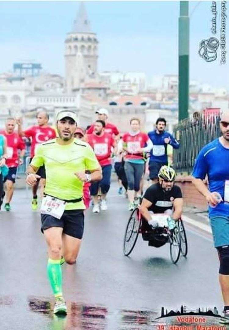 Eski engelli milli atlet, gündüz sporcu yetiştirip, akşam pamuk şeker satıyor