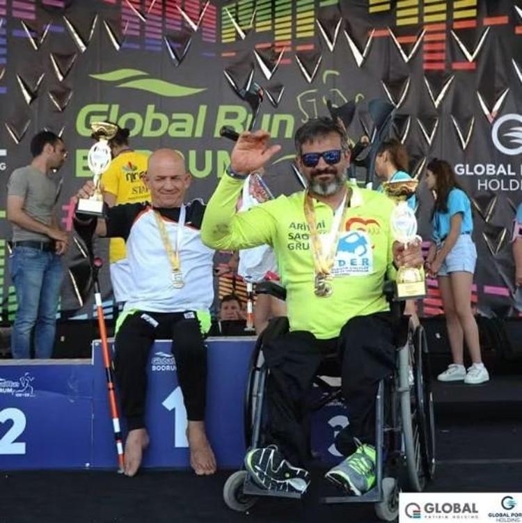 Eski engelli milli atlet, gündüz sporcu yetiştirip, akşam pamuk şeker satıyor