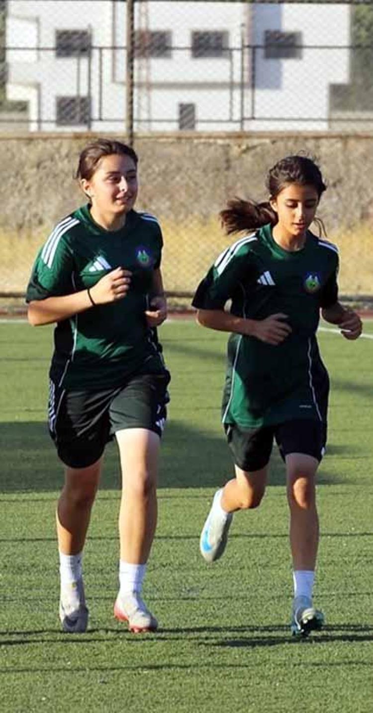 Yüksekovalı futbolcu kız kardeşlerin hedefi milli forma