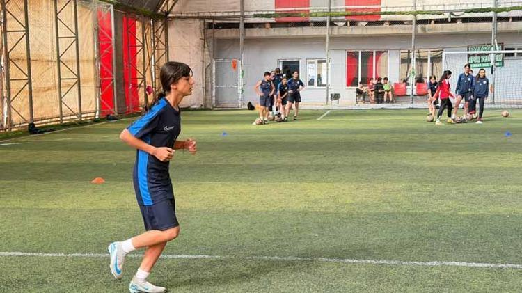 Yüksekovalı futbolcu kız kardeşlerin hedefi milli forma