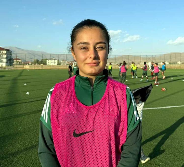 Yüksekovalı futbolcu kız kardeşlerin hedefi milli forma
