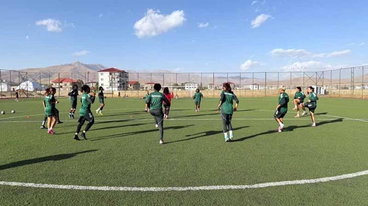 Yüksekovalı futbolcu kız kardeşlerin hedefi milli forma