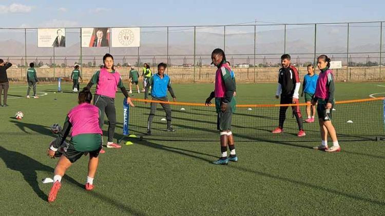 Yüksekovalı futbolcu kız kardeşlerin hedefi milli forma