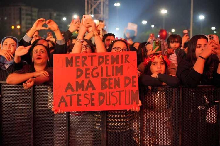 Diyarbakır Kültür Yolu Festivali'nde Mert Demir konser verdi