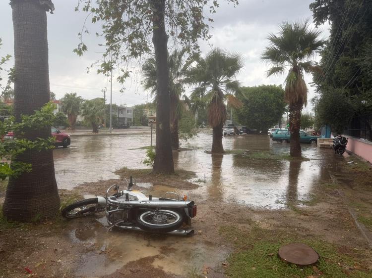 Mersin'de sağanak nedeniyle yolları su bastı