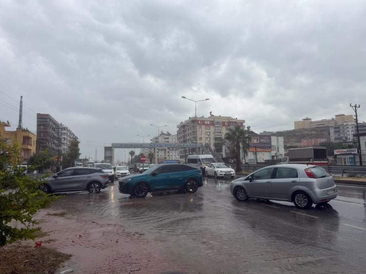 Mersin'de sağanak nedeniyle yolları su bastı