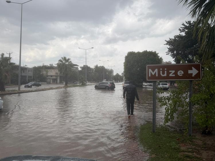 Mersin'de sağanak nedeniyle yolları su bastı