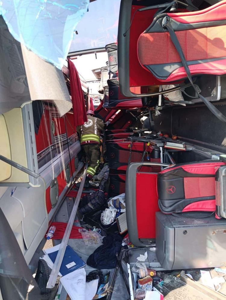 Manisa'da 11 kişinin öldüğü kazada otobüs ve TIR’ın şoförü tutuklandı