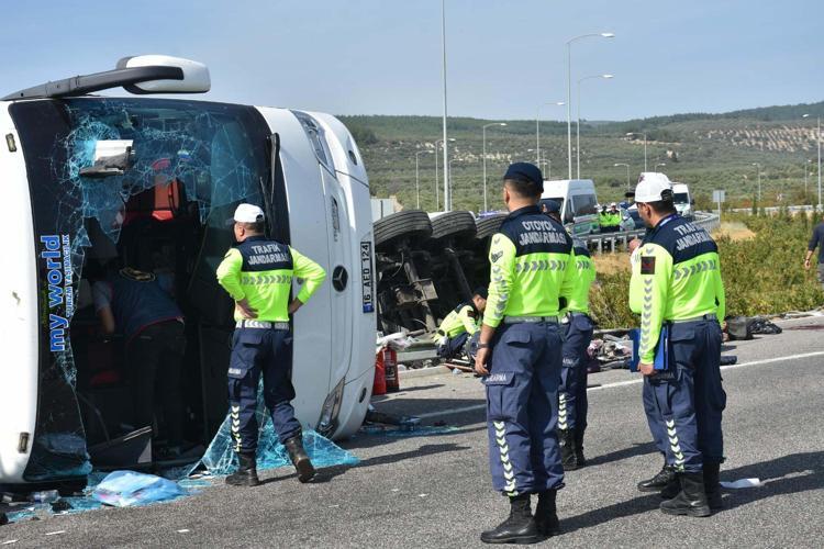 Manisa'da 11 kişinin öldüğü kazada otobüs ve TIR’ın şoförü tutuklandı