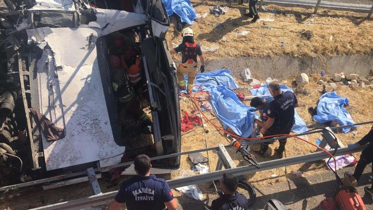 Manisa'da 11 kişinin öldüğü kazada otobüs ve TIR’ın şoförü tutuklandı