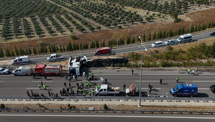 Manisa'da 11 kişinin öldüğü kazada otobüs ve TIR’ın şoförü tutuklandı