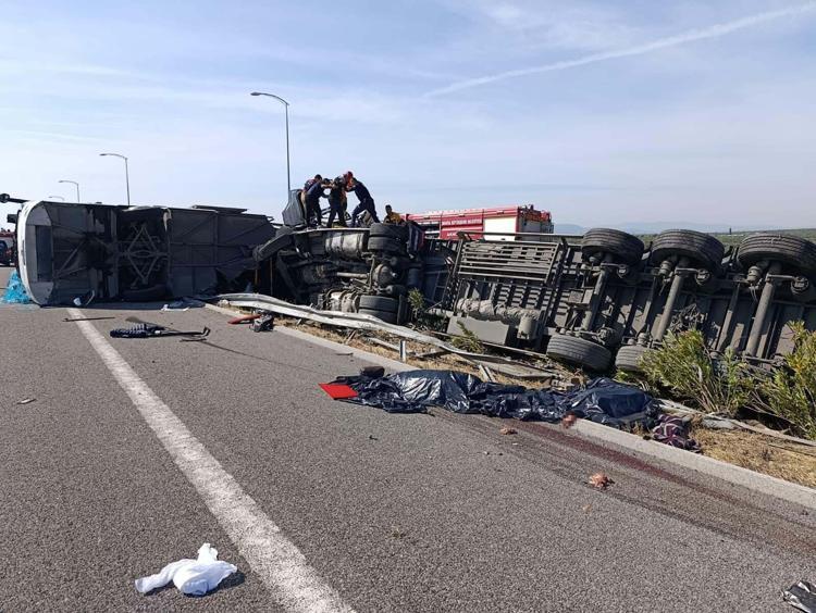 Manisa'da 11 kişinin öldüğü kazada otobüs ve TIR’ın şoförü tutuklandı