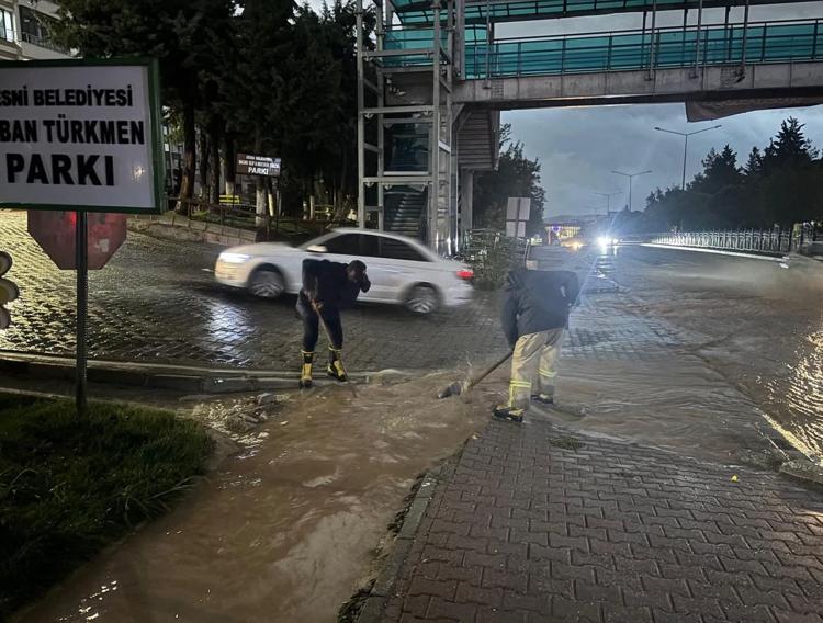 Adıyaman’da sağanak; araçlar suya gömüldü, caddeleri su bastı