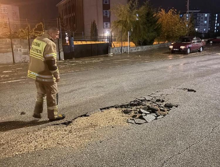 Adıyaman’da sağanak; araçlar suya gömüldü, caddeleri su bastı