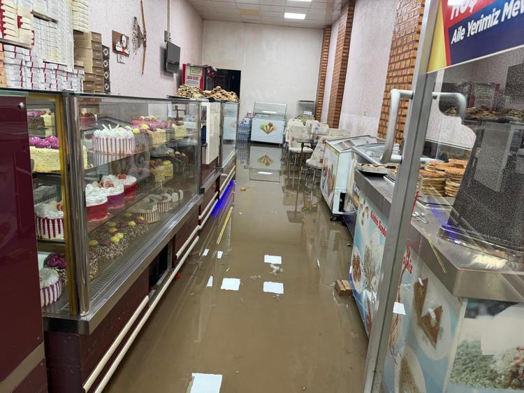 Adıyaman’da sağanak; araçlar suya gömüldü, caddeleri su bastı