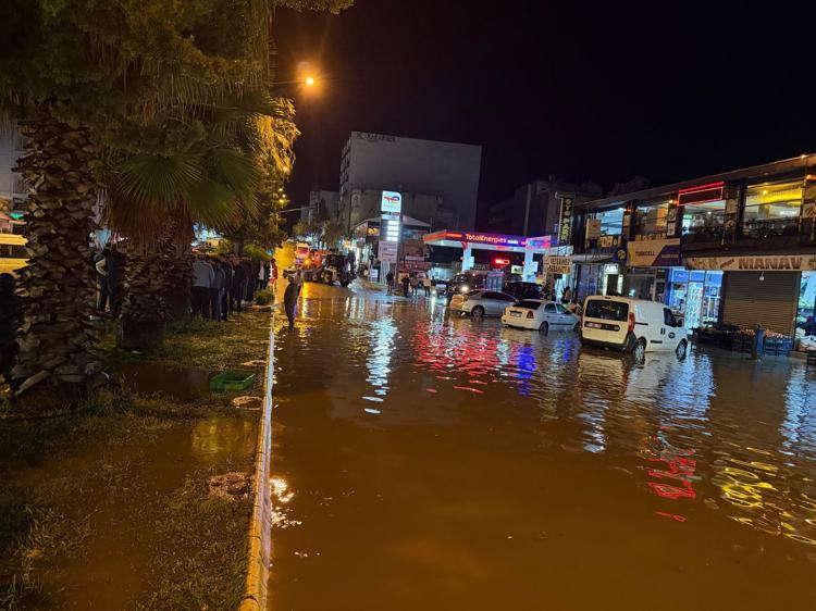 Adıyaman’da sağanak; araçlar suya gömüldü, caddeleri su bastı