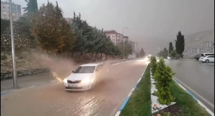 Adıyaman’da sağanak; araçlar suya gömüldü, caddeleri su bastı