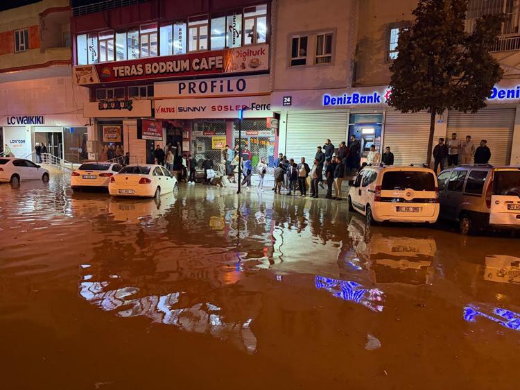 Adıyaman’da sağanak; araçlar suya gömüldü, caddeleri su bastı