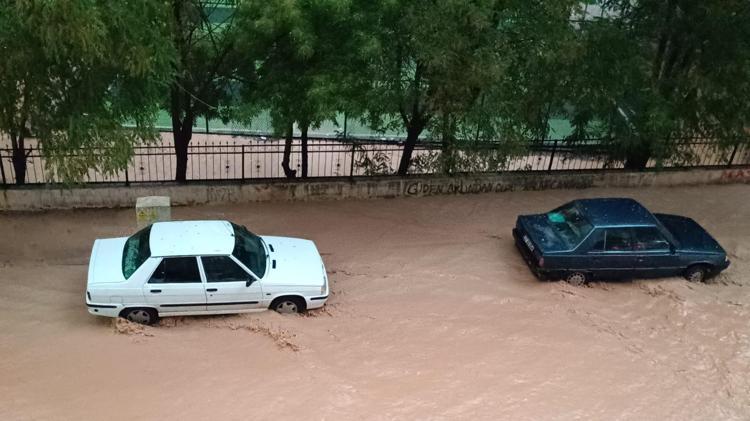 Adıyaman’da sağanak; araçlar suya gömüldü, caddeleri su bastı