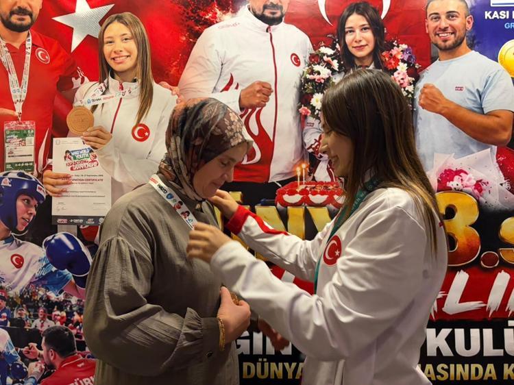 Babasının çocukluk hayalini gerçekleştirmek için başladığı kick boksta dünya 3’üncüsü oldu
