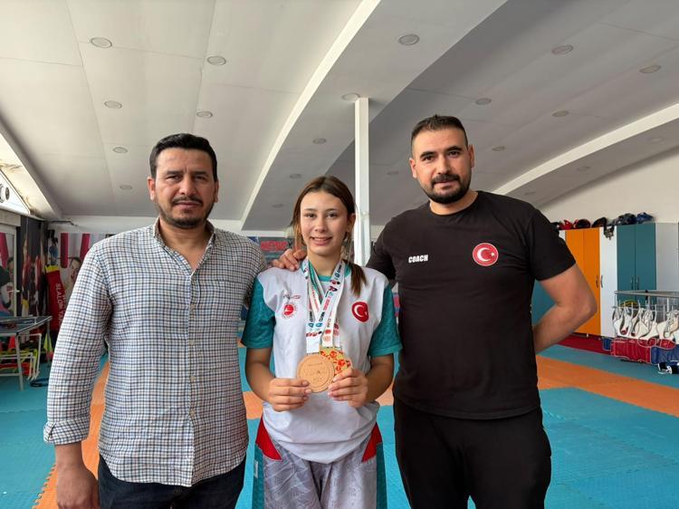 Babasının çocukluk hayalini gerçekleştirmek için başladığı kick boksta dünya 3’üncüsü oldu
