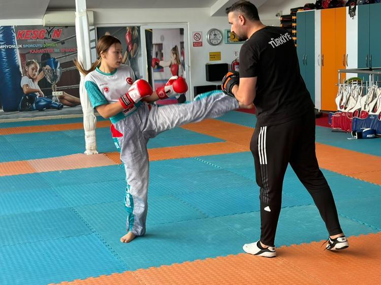 Babasının çocukluk hayalini gerçekleştirmek için başladığı kick boksta dünya 3’üncüsü oldu