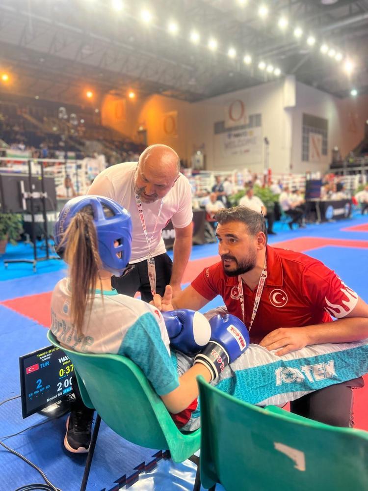 Babasının çocukluk hayalini gerçekleştirmek için başladığı kick boksta dünya 3’üncüsü oldu