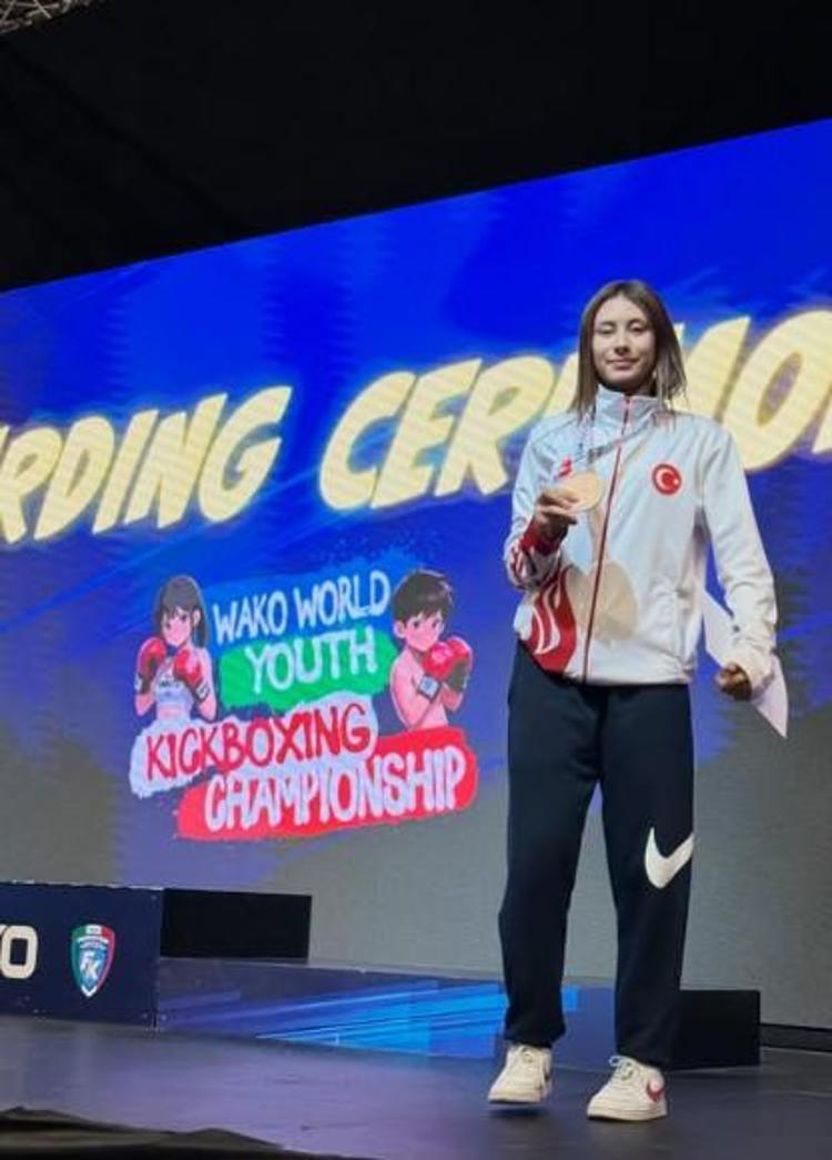 Babasının çocukluk hayalini gerçekleştirmek için başladığı kick boksta dünya 3’üncüsü oldu