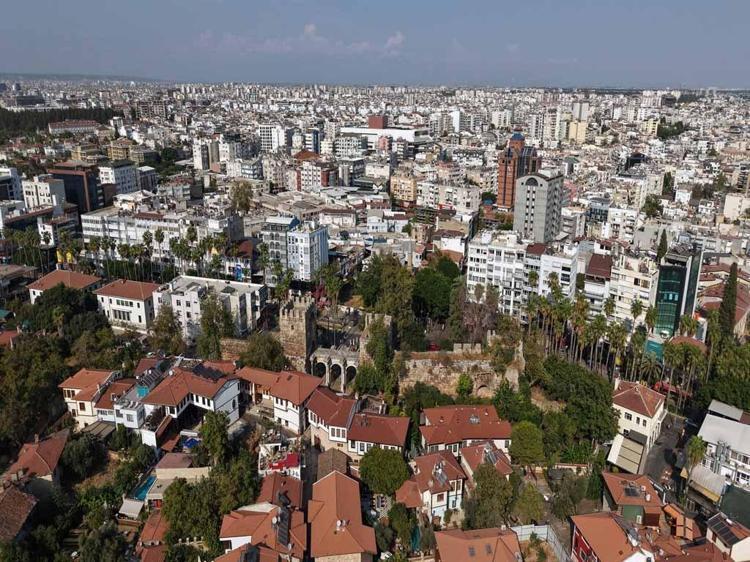 Modern yaşam ile tarihin iç içe geçtiği Kaleiçi havadan görüntülendi
