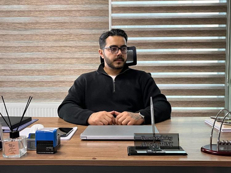 Askerlikten emekliye ayrılınca lise hayalini gerçekleştirip, psikolog oğluna meslektaş oldu
