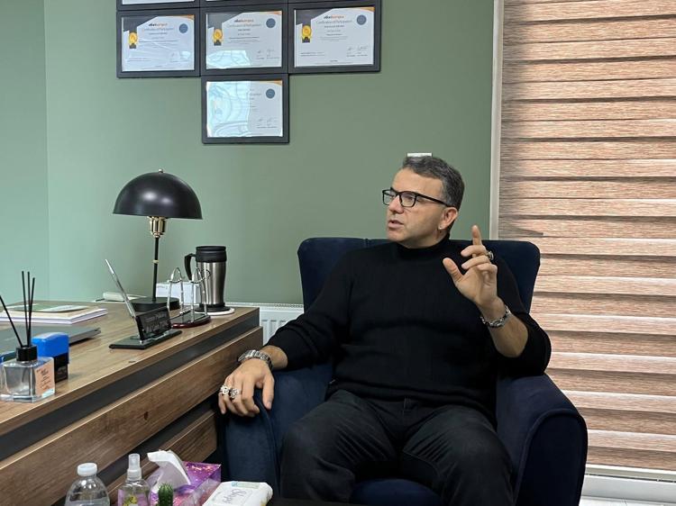 Askerlikten emekliye ayrılınca lise hayalini gerçekleştirip, psikolog oğluna meslektaş oldu
