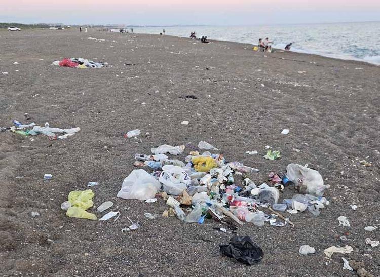 Kumköy sahili, yine çöplüğe döndü
