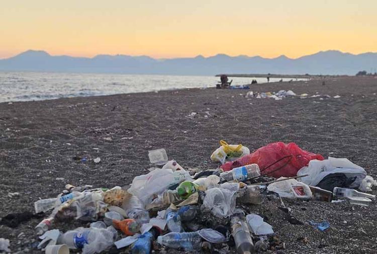 Kumköy sahili, yine çöplüğe döndü