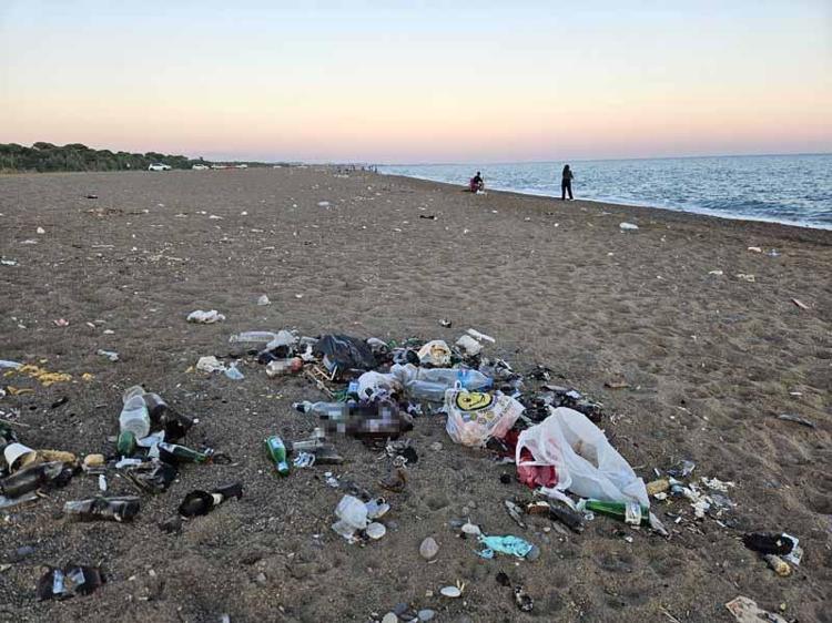 Kumköy sahili, yine çöplüğe döndü