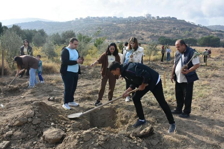 Özel eğitim öğrencileriyle birlikte fidan diktiler