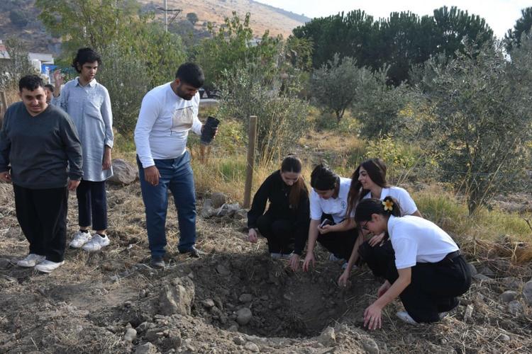 Özel eğitim öğrencileriyle birlikte fidan diktiler