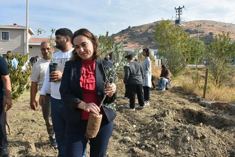Özel eğitim öğrencileriyle birlikte fidan diktiler