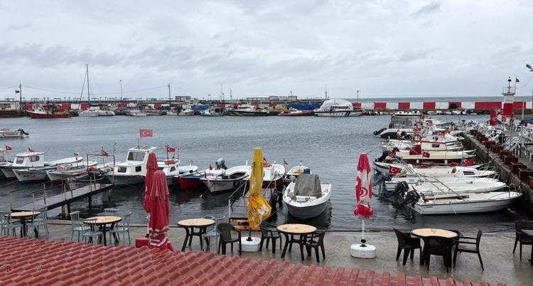 Tekirdağ'da fırtına; eğitim uçuşları iptal edildi, balıkçılar denize açılamadı