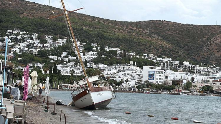 Bodrum’da yelkenli tekne karaya oturdu