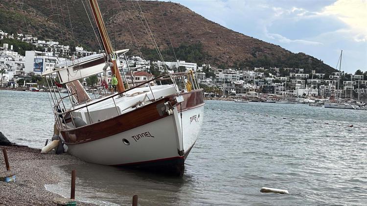 Bodrum’da yelkenli tekne karaya oturdu