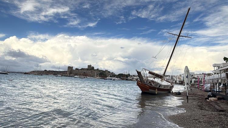 Bodrum’da yelkenli tekne karaya oturdu