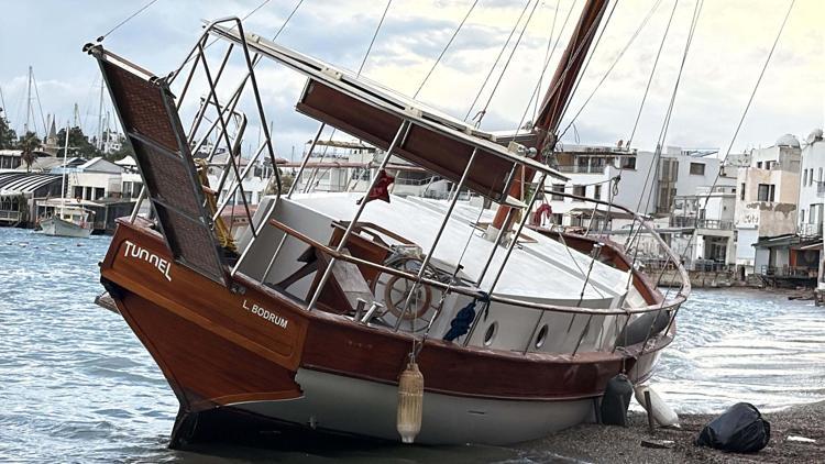 Bodrum’da yelkenli tekne karaya oturdu