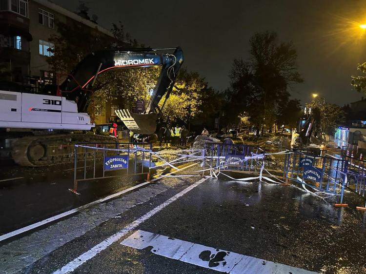 Eyüpsultan'da yağış sırasında yol çöktü