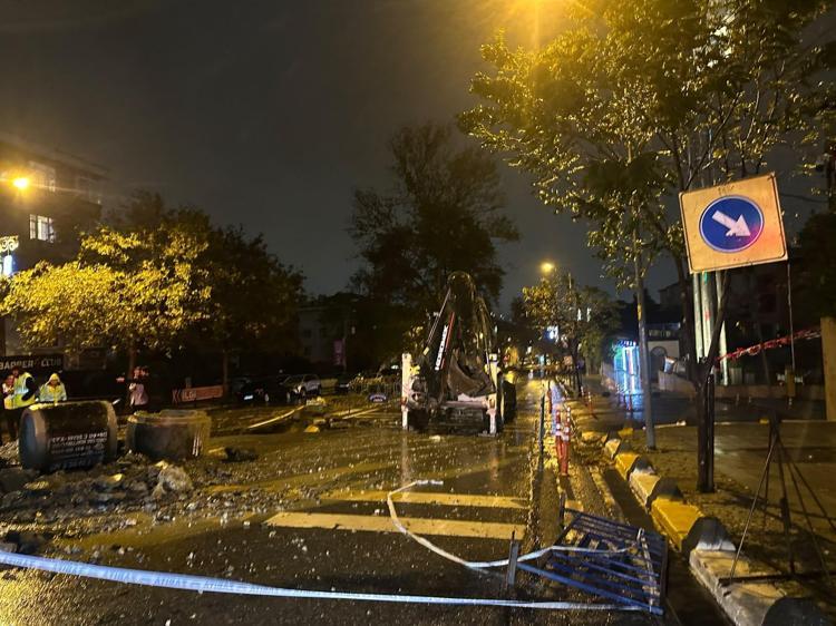 Eyüpsultan'da yağış sırasında yol çöktü